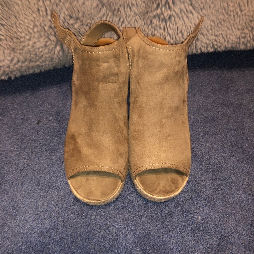 Taupe wedges